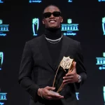 NFL, American Football Herren, USA Super Bowl LVII-NFL Honors Feb 9, 2023 Phoenix, Arizona, US New York Jets wide receiver Garrett Wilson poses for a photo after receiving the award for AP Offensive Rookie of the Year during the NFL Honors award show at Symphony Hall. Phoenix Symphony Hall Arizona US, EDITORIAL USE ONLY PUBLICATIONxINxGERxSUIxAUTxONLY Copyright: xKirbyxLeex 20230209_jcd_al2_0029