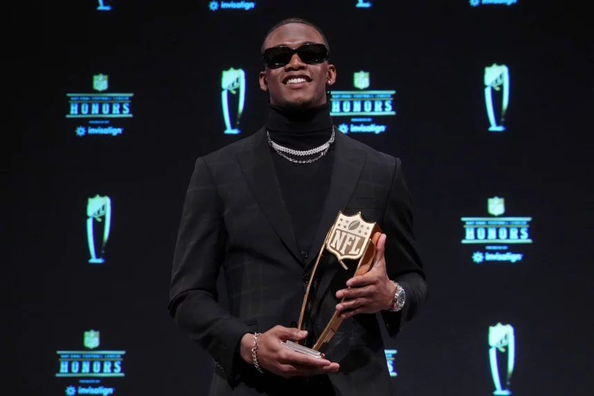 NFL, American Football Herren, USA Super Bowl LVII-NFL Honors Feb 9, 2023 Phoenix, Arizona, US New York Jets wide receiver Garrett Wilson poses for a photo after receiving the award for AP Offensive Rookie of the Year during the NFL Honors award show at Symphony Hall. Phoenix Symphony Hall Arizona US, EDITORIAL USE ONLY PUBLICATIONxINxGERxSUIxAUTxONLY Copyright: xKirbyxLeex 20230209_jcd_al2_0029