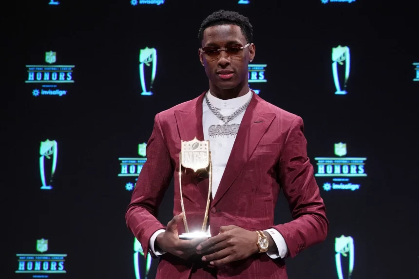 NFL, American Football Herren, USA Super Bowl LVII-NFL Honors Feb 9, 2023 Phoenix, Arizona, US New York Jets corner back Sauce Gardner poses for a photo after receiving the award for AP Defensive rookie of the Year during the NFL Honors award show at Symphony Hall. Phoenix Symphony Hall Arizona US, EDITORIAL USE ONLY PUBLICATIONxINxGERxSUIxAUTxONLY Copyright: xKirbyxLeex 20230209_jcd_al2_0030