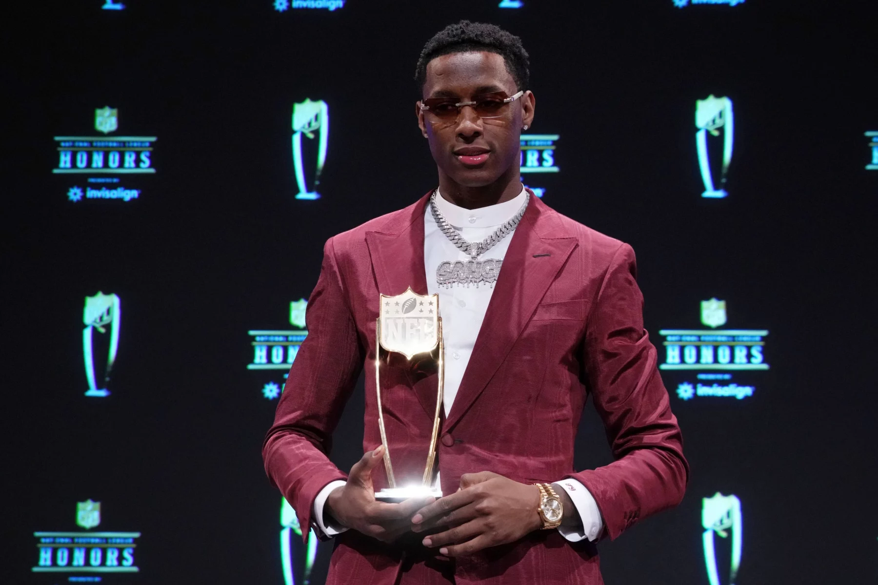 NFL, American Football Herren, USA Super Bowl LVII-NFL Honors Feb 9, 2023 Phoenix, Arizona, US New York Jets corner back Sauce Gardner poses for a photo after receiving the award for AP Defensive rookie of the Year during the NFL Honors award show at Symphony Hall. Phoenix Symphony Hall Arizona US, EDITORIAL USE ONLY PUBLICATIONxINxGERxSUIxAUTxONLY Copyright: xKirbyxLeex 20230209_jcd_al2_0030