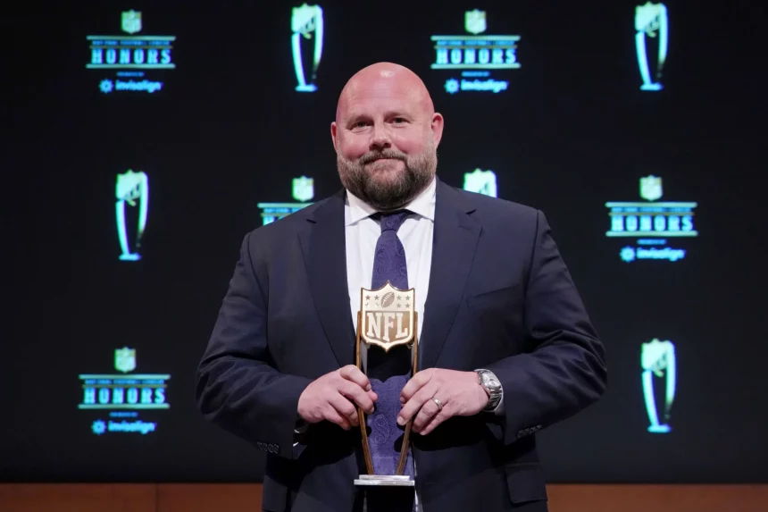 Sport Bilder des Tages NFL, American Football Herren, USA Super Bowl LVII-NFL Honors Feb 9, 2023 Phoenix, Arizona, US New York Giants head coach Brian Daboll poses for a photo after receiving the award for AP Coach of the Year during the NFL Honors award show at Symphony Hall. Phoenix Symphony Hall Arizona US, EDITORIAL USE ONLY PUBLICATIONxINxGERxSUIxAUTxONLY Copyright: xKirbyxLeex 20230209_jcd_al2_0031