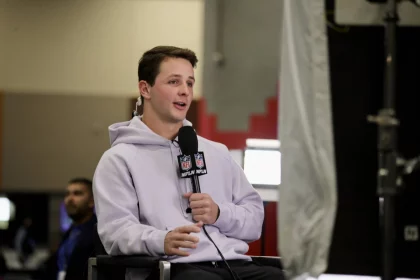 NFL, American Football Herren, USA Football players at Superbowl Experience in Arizona . SPO NFL Football players at Superbowl Experience in Arizona . February 10, 2023, Phoenix, Arizona, USA: Brock Purdy in light grey sweat shirt, 49ers quarterback who was NFL on Fox offensive Rookie of the year award with Drew Brees colorful shirt retired Orleans Saints quarterback winner of Super Bowl XLIV during Super Bowl LVII experience in Arizona. Credit: Niyi Fote/Thenews2 PUBLICATIONxNOTxINxUSA Copyright: xNiyixFotex