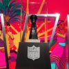 FootballR - NFL - Super Bowl LVIII - Super Bowl 2024 - Die NFL-Super-Bowl-Trophäe ist ausgestellt.