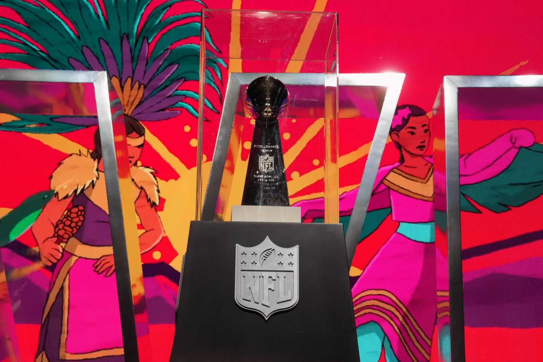 FootballR - NFL - Super Bowl LVIII - Super Bowl 2024 - Die NFL-Super-Bowl-Trophäe ist ausgestellt.