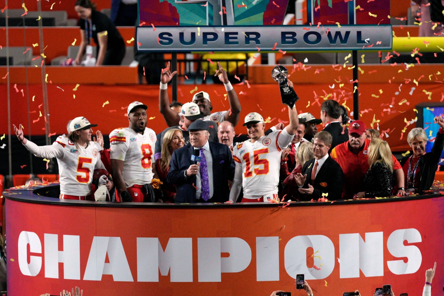 Mandatory Credit: Photo by Dave Shopland/Shutterstock 13762400do Kansas City Chiefs quarterback Patrick Mahomes 15 lifts The Vince Lombardi Trophy Philadelphia Eagles v Kansas City Chiefs, Super Bowl LVII, NFL, American Football Herren, USA University of Phoenix Stadium, Glendale Arizona, USA - 12 Feb 2023 Philadelphia Eagles v Kansas City Chiefs, Super Bowl LVII, NFL, University of Phoenix Stadium, Glendale Arizona, USA - 12 Feb 2023 PUBLICATIONxINxGERxSUIxAUTxHUNxGRExMLTxCYPxROUxBULxUAExKSAxONLY Copyright: xDavexShopland/Shutterstockx 13762400do
