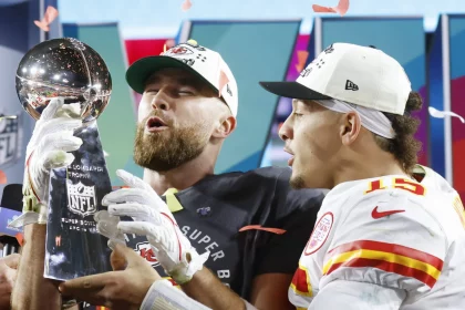 US-TV-Landschaft - NFL Kickoff 2023 - Kansas City Chiefs quarterback Patrick Mahomes 15 and tight end Travis Kelce celebrate with the the Lombardi Trophy after winning Super Bowl LVII 38-35 over the Philadelphia Eagles at State Farm Stadium in Glendale, Arizona, on Sunday, February 12, 2023. PUBLICATIONxINxGERxSUIxAUTxHUNxONLY SBP202302121054 JOHNxANGELILLO