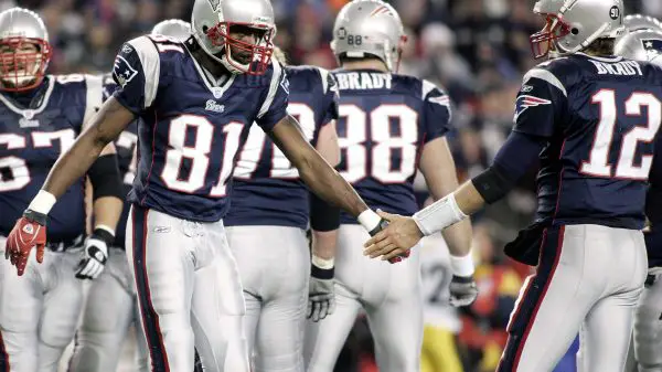 Randy Moss (li.) und Tom Brady (beide New England Patriots) klatschen ab. Madden Ring of Honor