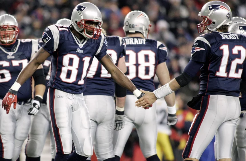 Randy Moss (li.) und Tom Brady (beide New England Patriots) klatschen ab. Madden Ring of Honor