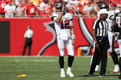 Tom Brady nach umstrittenen Roughing the Passer. Strafe soll im Rahmen der NFL Regeländerungen überprüfbar werden.