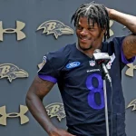Baltimore Ravens Quarterback (QB) Lamar Jackson ist peinlich berührt.