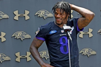 Baltimore Ravens Quarterback (QB) Lamar Jackson ist peinlich berührt.