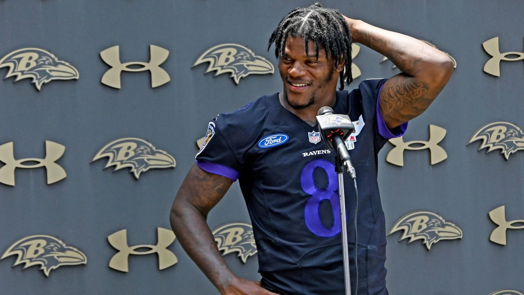 Baltimore Ravens Quarterback (QB) Lamar Jackson ist peinlich berührt.