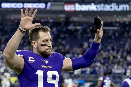 Receiver Adam Thielen verabschiedet sich von den Stadionbesuchern