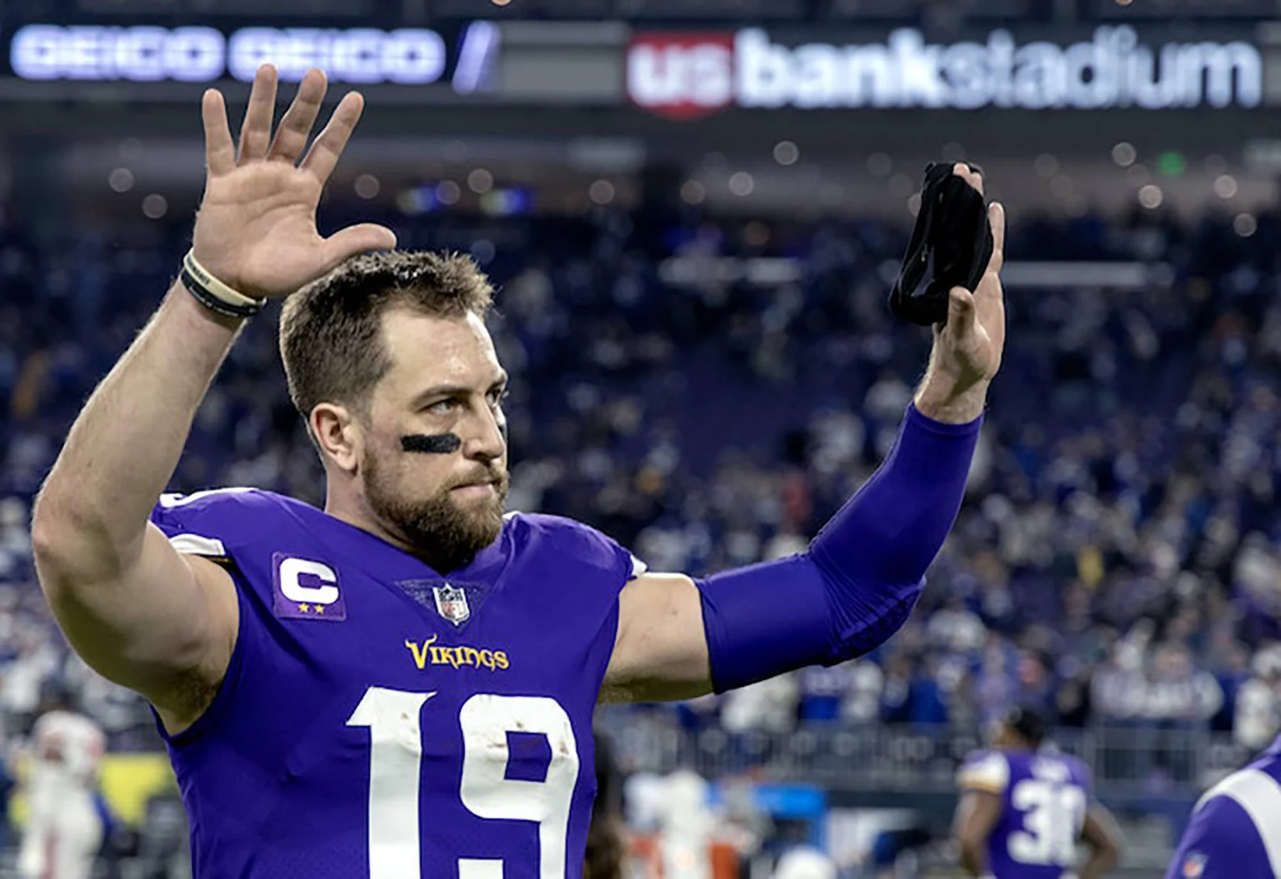 Receiver Adam Thielen verabschiedet sich von den Stadionbesuchern