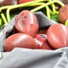NFL Offseason Tracker 2023 mit einem Sack voller Footballs