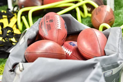 NFL Offseason Tracker 2023 mit einem Sack voller Footballs. Alle NFL Transaktionen im Free Agency Tracker 2024