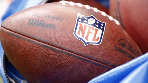 NFL Footballs in einem Sack beim NFL Combine Tage vor der Franchise Tag 2023