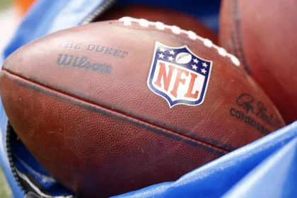 NFL Footballs in einem Sack beim NFL Combine Tage vor der Franchise Tag 2023