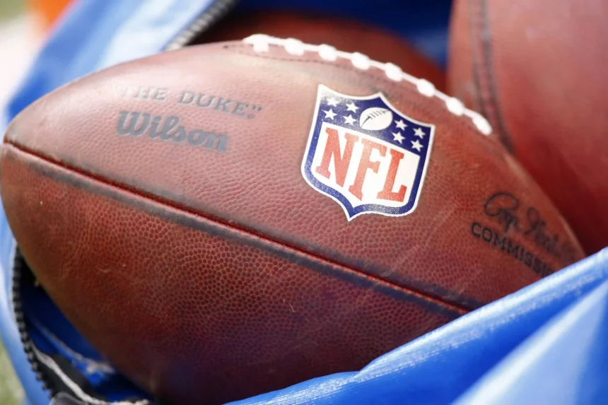 NFL Footballs in einem Sack beim NFL Combine Tage vor der Franchise Tag 2023