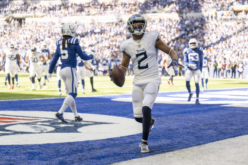 Neo Texans Receiver Robert Woods erzielt im Bild einen Touchdown für die Titans