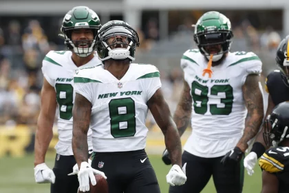 Elijah Moore freut sich nach einem gefangenen Ball