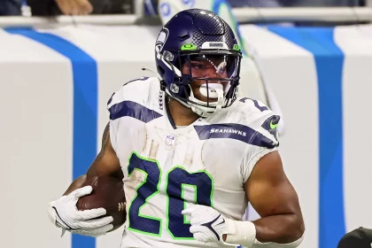 Seattle Seahawks vs Detroit Lions Seattle Seahawks running back Rashaad Penny 20 runs the ball in for a touchdown during an NFL, American Football Herren, USA football game between the Detroit Lions and the Seattle Seahawks in Detroit, Michigan USA, on Sunday, October 2, 2022. Detroit Michigan United States PUBLICATIONxNOTxINxFRA Copyright: xAmyxLemusx originalFilename:lemus-seattles221002_np0Ed.jpg