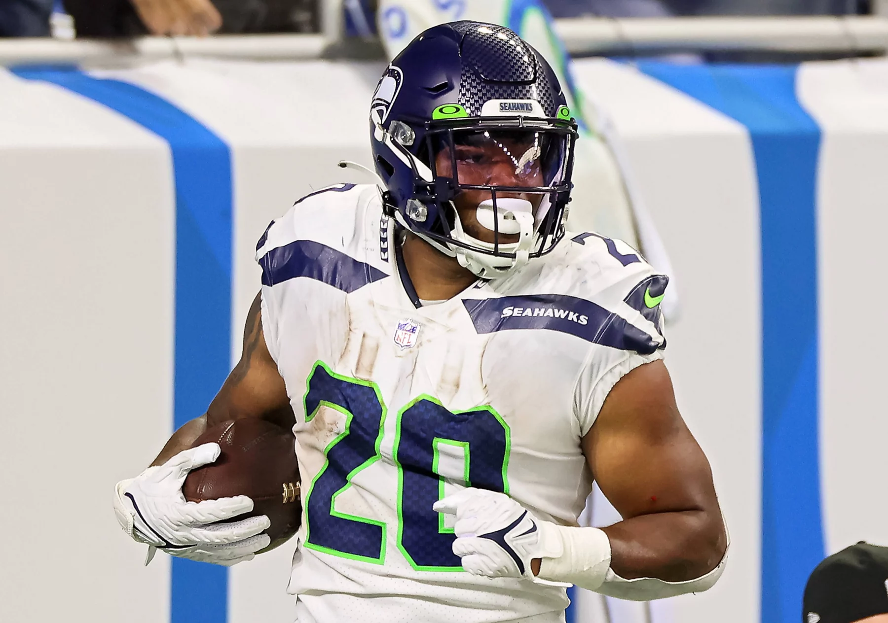 Seattle Seahawks vs Detroit Lions Seattle Seahawks running back Rashaad Penny 20 runs the ball in for a touchdown during an NFL, American Football Herren, USA football game between the Detroit Lions and the Seattle Seahawks in Detroit, Michigan USA, on Sunday, October 2, 2022. Detroit Michigan United States PUBLICATIONxNOTxINxFRA Copyright: xAmyxLemusx originalFilename:lemus-seattles221002_np0Ed.jpg