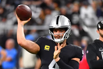 Quarterback Derek Carr, NFL, American Football Herren, USA Los Angeles Chargers at Las Vegas Raiders, Jan 9, 2022 Paradise, Nevada, USA Las Vegas Raiders quarterback Derek Carr 4 warms up before the start of a game against the Los Angeles Chargers at Allegiant Stadium. Mandatory Credit: Stephen R. Sylvanie-USA TODAY Sports, 09.01.2022 16:43:21, 17481719, NPStrans, Las Vegas Raiders, Derek Carr, NFL, Allegiant Stadium, Los Angeles Chargers PUBLICATIONxINxGERxSUIxAUTxONLY Copyright: xStephenxR.xSylvaniex 17481719