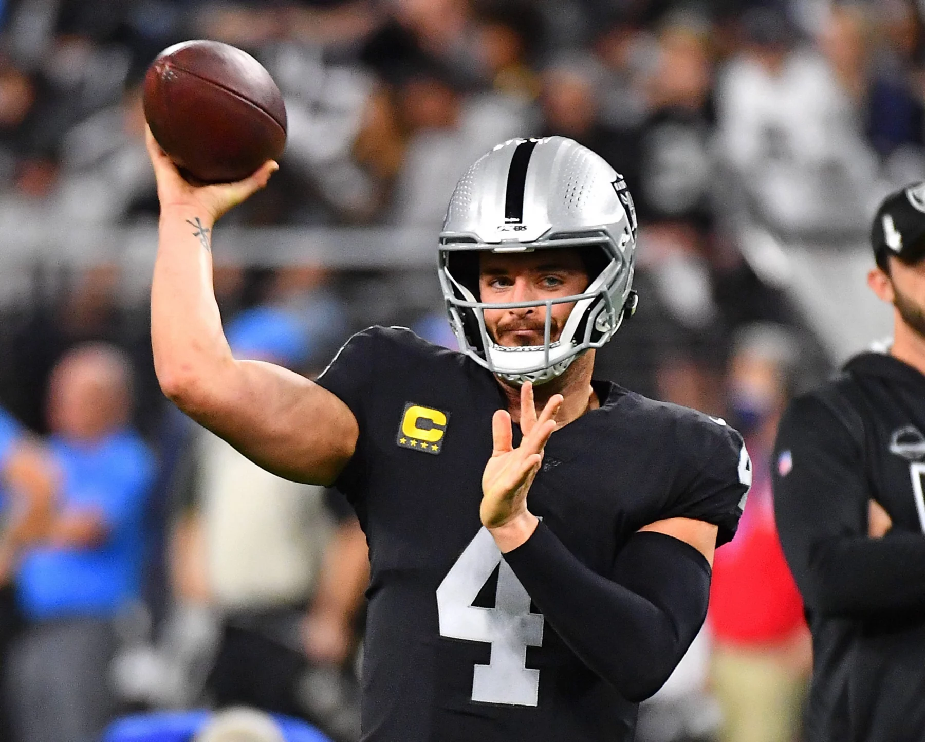 Quarterback Derek Carr, NFL, American Football Herren, USA Los Angeles Chargers at Las Vegas Raiders, Jan 9, 2022 Paradise, Nevada, USA Las Vegas Raiders quarterback Derek Carr 4 warms up before the start of a game against the Los Angeles Chargers at Allegiant Stadium. Mandatory Credit: Stephen R. Sylvanie-USA TODAY Sports, 09.01.2022 16:43:21, 17481719, NPStrans, Las Vegas Raiders, Derek Carr, NFL, Allegiant Stadium, Los Angeles Chargers PUBLICATIONxINxGERxSUIxAUTxONLY Copyright: xStephenxR.xSylvaniex 17481719