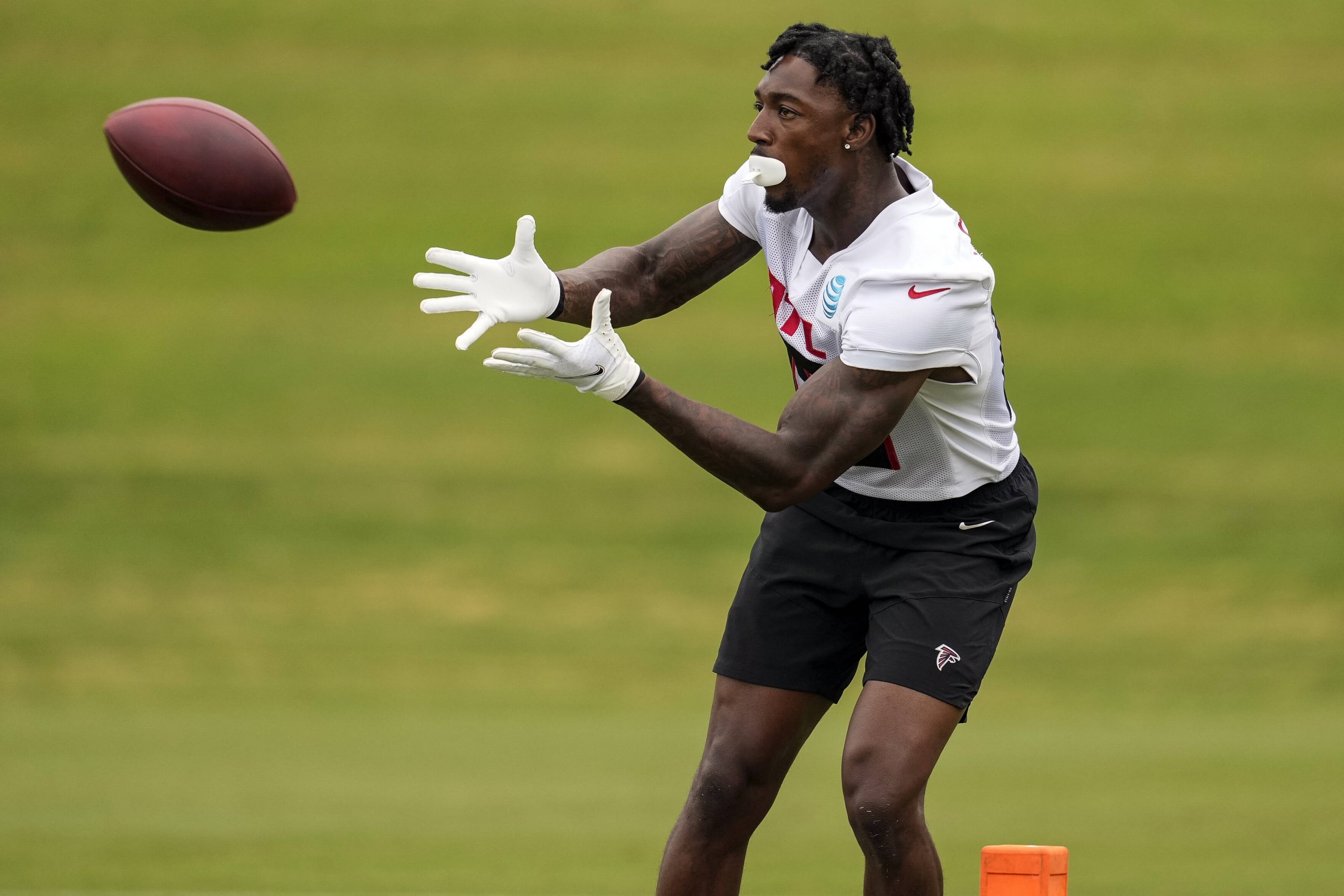 Receiver Calvin Ridley, NFL, American Football Herren, USA Atlanta Training Camp, Jul 30, 2021 Flowery Branch, GA, USA Atlanta Falcons wide receiver Calvin Ridley 18 reaches for a pass during training camp at the Atlanta Falcons Training Facility. Mandatory Credit: Dale Zanine-USA TODAY Sports, 30.07.2021 09:35:17, 16481141, NFL, Atlanta Falcons, Calvin Ridley, Atlanta Falcons Training Facility PUBLICATIONxINxGERxSUIxAUTxONLY Copyright: xDalexZaninex 16481141