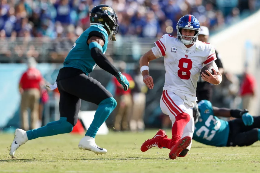 New York Giants Quarterback QB Daniel Jones slided nach einem Scramble