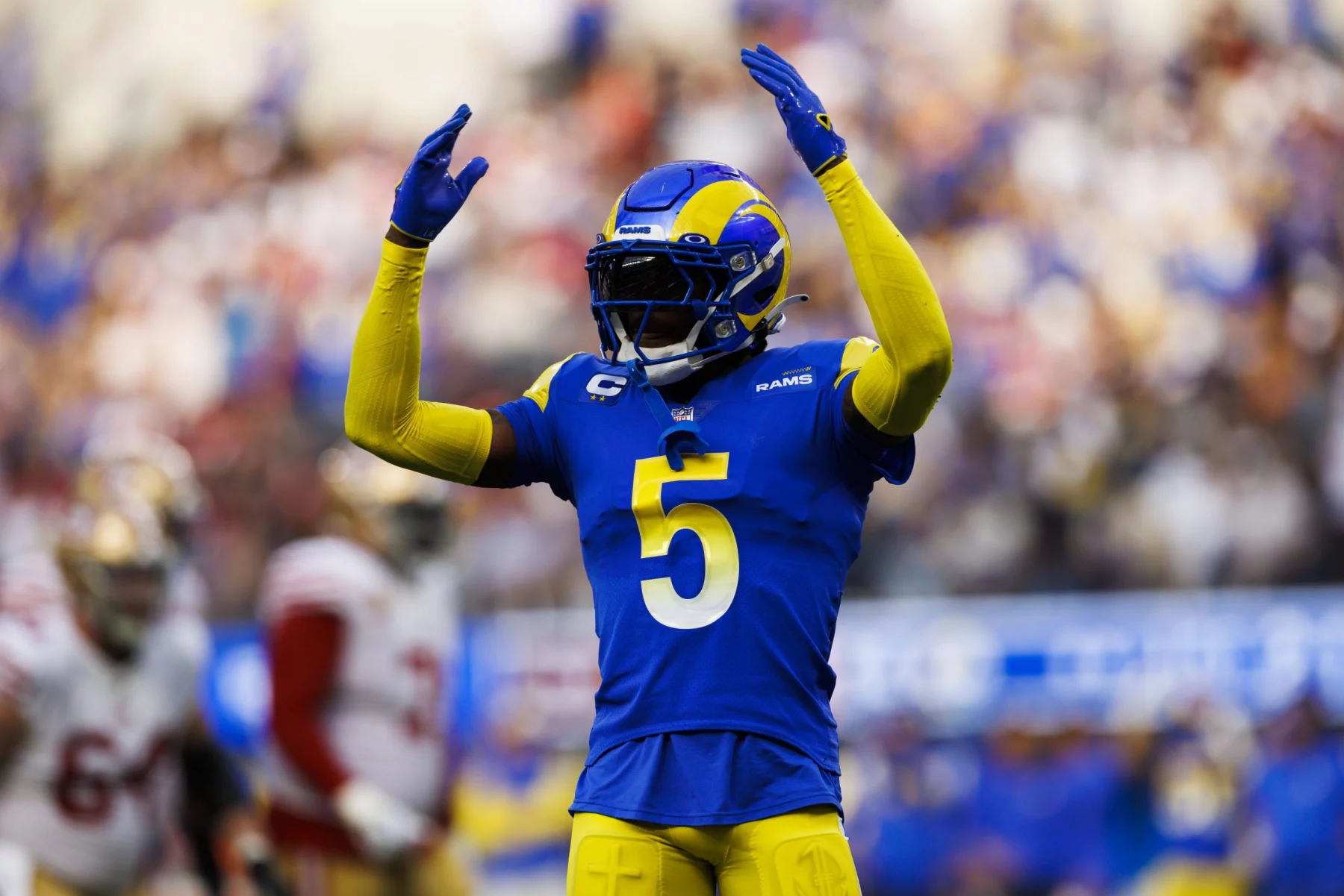 Rams Cornerback Jalen Ramsey jubelt am Feld