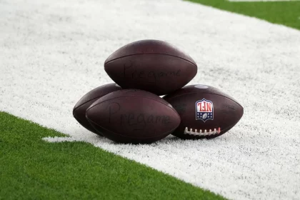 Football Fragen NFL, American Football Herren, USA Kansas City Chiefs at Los Angeles Chargers Nov 20, 2022 Inglewood, California, USA NFL Wilson official Duke footballs on the sidelines at SoFi Stadium. Inglewood SoFi Stadium California USA, EDITORIAL USE ONLY PUBLICATIONxINxGERxSUIxAUTxONLY Copyright: xKirbyxLeex 20221120_szo_al2_0073