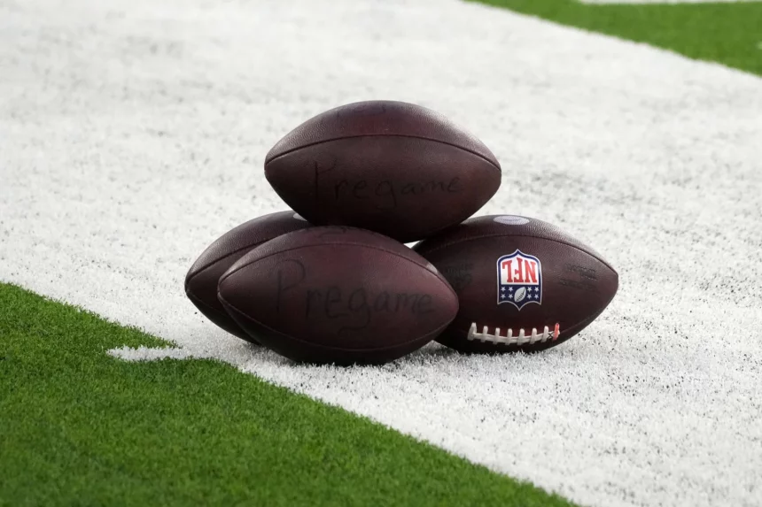 Football Fragen NFL, American Football Herren, USA Kansas City Chiefs at Los Angeles Chargers Nov 20, 2022 Inglewood, California, USA NFL Wilson official Duke footballs on the sidelines at SoFi Stadium. Inglewood SoFi Stadium California USA, EDITORIAL USE ONLY PUBLICATIONxINxGERxSUIxAUTxONLY Copyright: xKirbyxLeex 20221120_szo_al2_0073