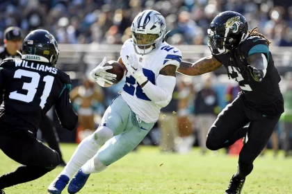 Tony Pollard, NFL, American Football Herren, USA Dallas Cowboys at Jacksonville Jaguars Dec 18, 2022 Jacksonville, Florida, USA Dallas Cowboys running back Tony Pollard 20 runs the ball during the second half against the Jacksonville Jaguars at TIAA Bank Field. Jacksonville TIAA Bank Field Florida USA, EDITORIAL USE ONLY PUBLICATIONxINxGERxSUIxAUTxONLY Copyright: xMelinaxMyersx 20221218_ams_av1_0237