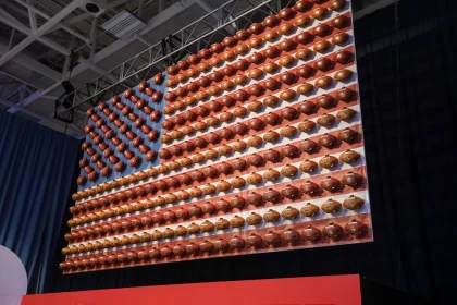 NFL Free Agency Updates 2023 - Bild von Footballs in Form der US Flagge - NFL Frankfurt Rekord auf NFL Network