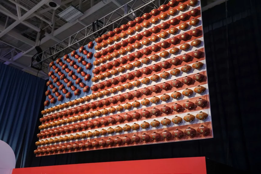 NFL Free Agency Updates 2023 - Bild von Footballs in Form der US Flagge - NFL Frankfurt Rekord auf NFL Network