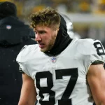 Foster Moreau als Mitglied der Las Vegas Raiders ohne Helm an der Sideline