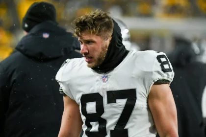 Foster Moreau als Mitglied der Las Vegas Raiders ohne Helm an der Sideline