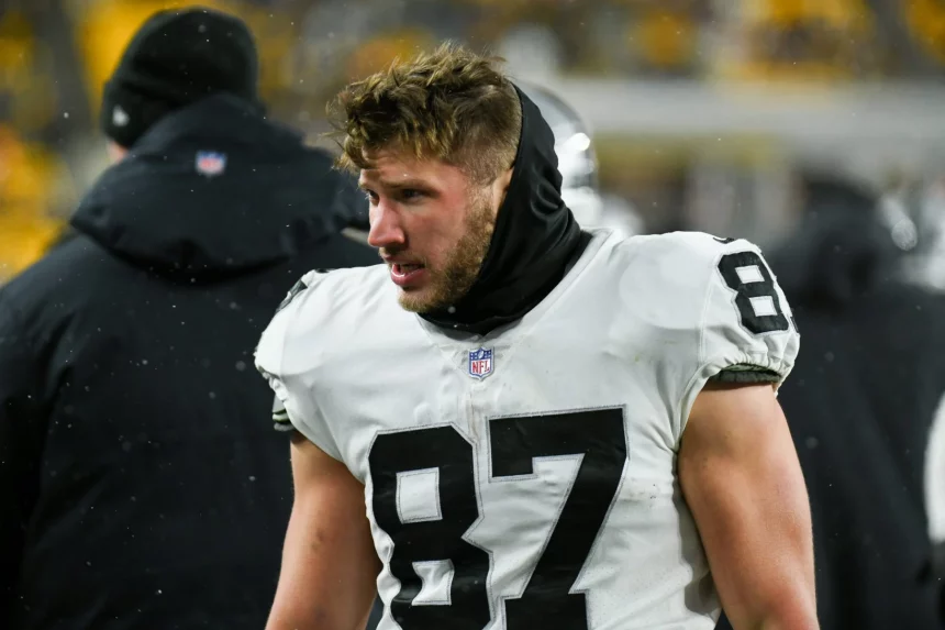 Foster Moreau als Mitglied der Las Vegas Raiders ohne Helm an der Sideline