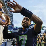 Quarterback Geno Smith, NFL, American Football Herren, USA New York Jets at Seattle Seahawks Jan 1, 2023 Seattle, Washington, USA Seattle Seahawks quarterback Geno Smith 7 celebrates with fans following a 23-6 victory against the New York Jets at Lumen Field. Seattle Lumen Field Washington USA, EDITORIAL USE ONLY PUBLICATIONxINxGERxSUIxAUTxONLY Copyright: xJoexNicholsonx 20230101_jmn_sn8_025