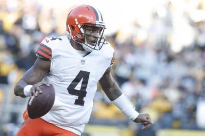 Browns Quarterback Deshaun Watson läuft mit dem Ball