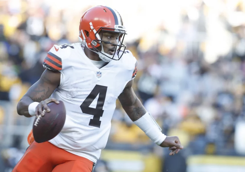 Browns Quarterback Deshaun Watson läuft mit dem Ball