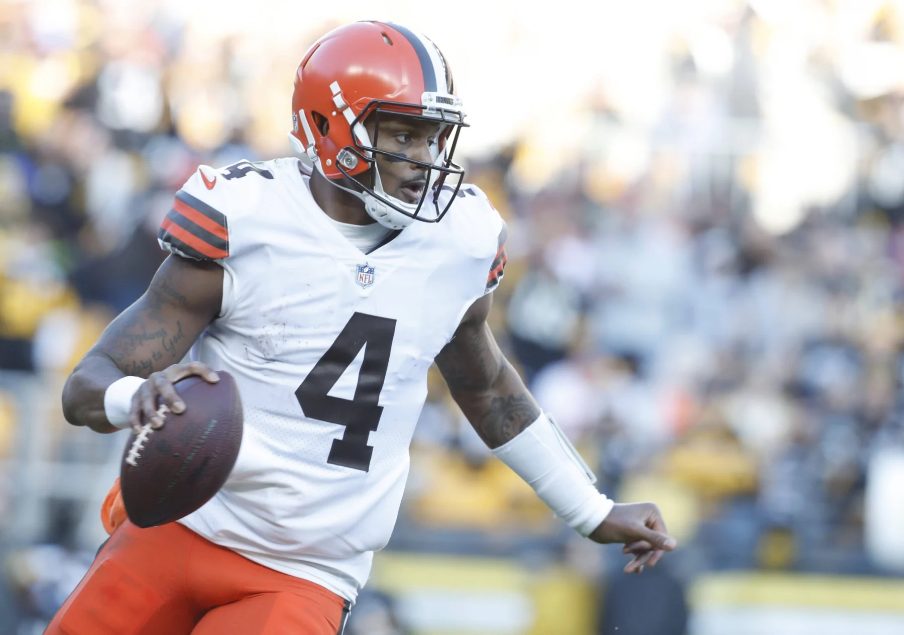 Browns Quarterback Deshaun Watson läuft mit dem Ball