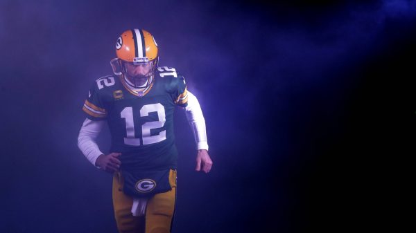 Aaron Rodgers QB der Packers im Tunnel am Weg auf das Spielfeld