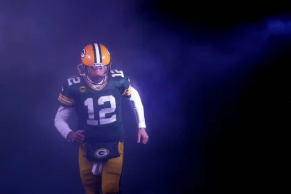Aaron Rodgers QB der Packers im Tunnel am Weg auf das Spielfeld