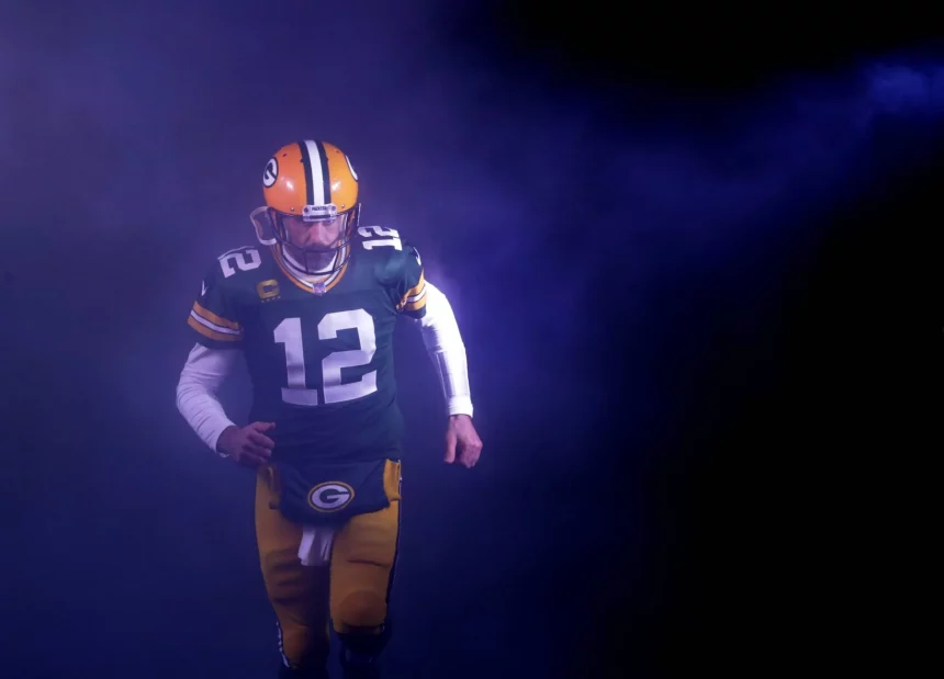 Aaron Rodgers QB der Packers im Tunnel am Weg auf das Spielfeld