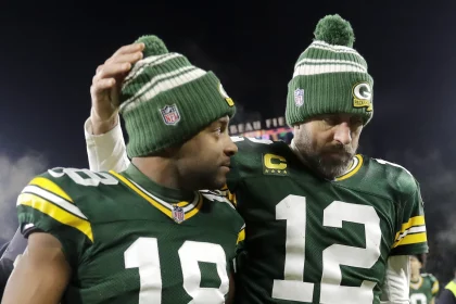 QB Aaron Rodgers und WR Randall Cobb nach dem Ende der Saison 2022