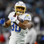 Los Angeles Chargers Running Back Austin Ekeler läuft mit dem Ball