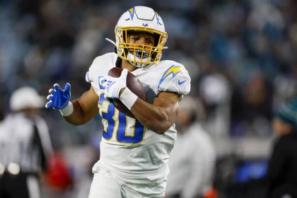 Los Angeles Chargers Running Back Austin Ekeler läuft mit dem Ball
